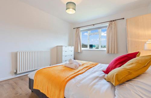 Luxury 2 Bedroom Apartment with Free Parking Opposite Queen Elizabeth Hospital - Photo 29