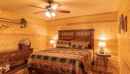 Cabin #6 Bobcat Bunkhouse - Pet Friendly - King Bed - Sleeps 4 - Foto 5