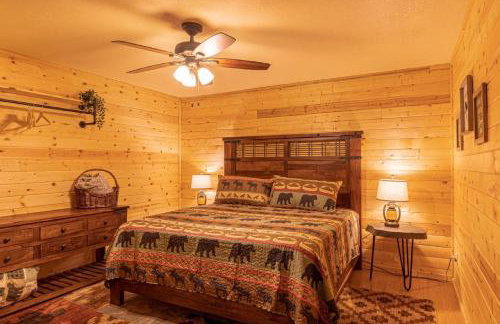 Cabin #6 Bobcat Bunkhouse - Pet Friendly - King Bed - Sleeps 4 - Photo 5