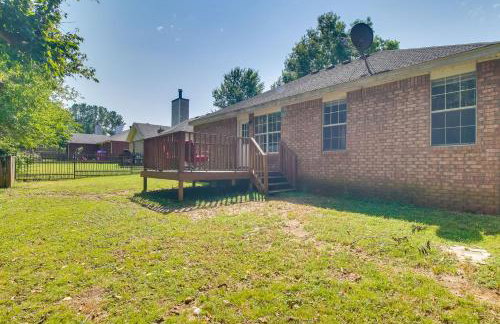 Charming Arkansas Retreat with Deck, Near Downtown! - Foto 21