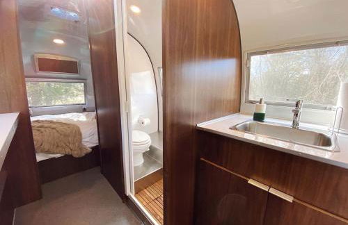 Restored Beautiful Airstream Fully Equipped with Incredible Outdoor Living in Texas - Foto 28