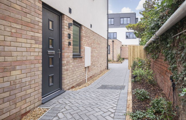 Elliot Oliver - Deluxe Two Bedroom Apartment With Parking & EV Charger - Photo 18