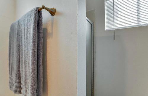 Scenic Riverfront Escape with Sauna in Junction City - Foto 31