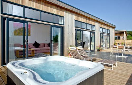 Cheddar Pink, Strawberryfield Park, Cheddar - Photo 6