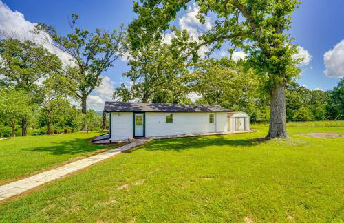 Yard with Lake View Home Near Table Rock Lake! - Foto 3