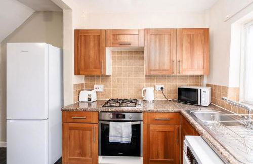 Convenient 2BR House with Great Transport Links - Photo 9