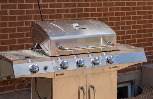 NEW Modern, Luxury Home with Hot Tub, Gym, Sauna, and 12 Minutes to Denver - Foto 58