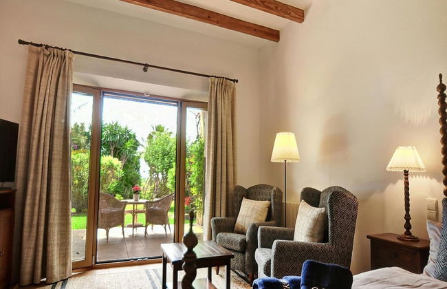 Exquisite Villa With Views - Photo 14