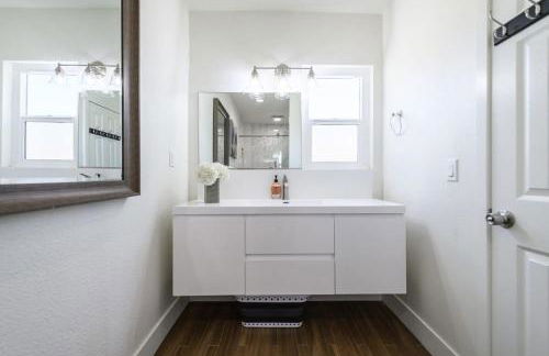 Spacious Disneyland 5 Bedroom 4 Bath House with Game Room - Photo 16