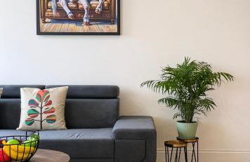 Modern Top-Floor 2-Bedroom, 2-Bathroom Apartment with Lift & a Private Balcony, Sleeps 6 - Foto 4