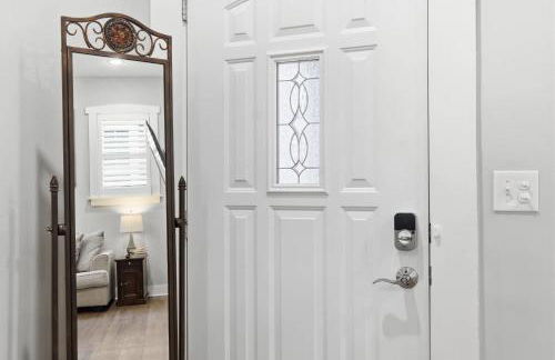 Charming Home in the Highlands W Private Backyard - Foto 21