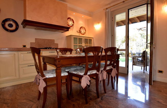 Luxurious Villa in Lombardy with Garden & Hot Tub - Photo 23