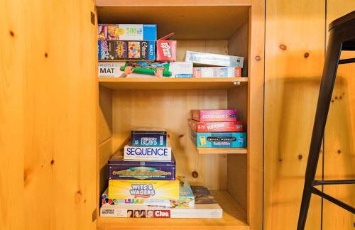 Tranquil Retreat with Fenced Backyard, Hot tub & Bar - Foto 38