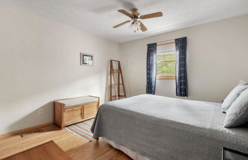 Loft Wood Stove Fire Pit Grill & Deck on Creek - Foto 20