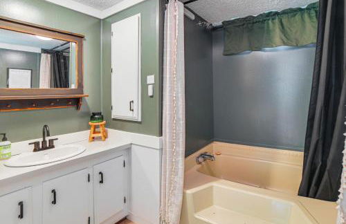 Peaceful Brookside Getaway about 10 Mi to Okemo Slopes! - Foto 13