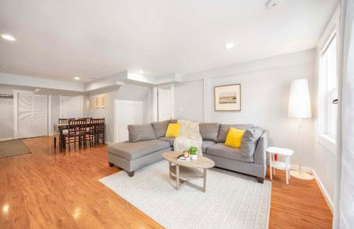 Spacious 2BR Home Backyard Parking & UW - Foto 9