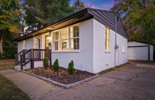 Game Room and Huge Yard with Fire Pit Yard Games and BBQ Near UE and Downtown - Foto 42