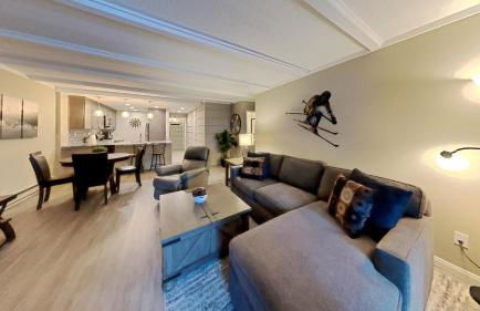 Slopeside & Spacious Home WITH Parking - Foto 1