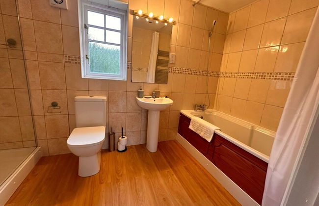 Stunning 4 Bed House With Parking in Wolverhampton - Foto 18