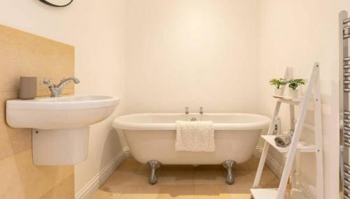 Spacious 3 bed, Parking, Long stays welcome, Relocators, Families, Contractors - Foto 3, towels