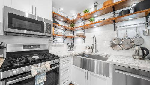 Coastal Harbor, King Bed, Pickleball Gear, Golf set, BBQ- 1 dollar rides to Beach, by Maven Vacation Rentals - Foto 3