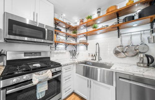 Coastal Harbor, King Bed, Pickleball Gear, Golf set, BBQ- 1 dollar rides to Beach, by Maven Vacation Rentals - Foto 3