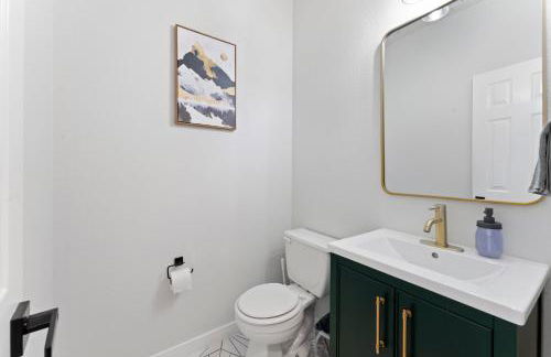 Modern & Homey 3BR Home, Remote Work Friendly, King Beds, Fast WiFi - Foto 26