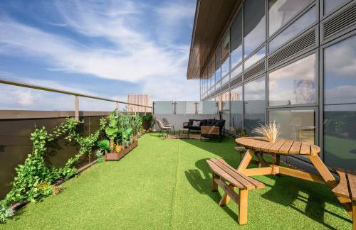 Penthouse Skyline – 2BR, Massive Terrace Retreat - Foto 1