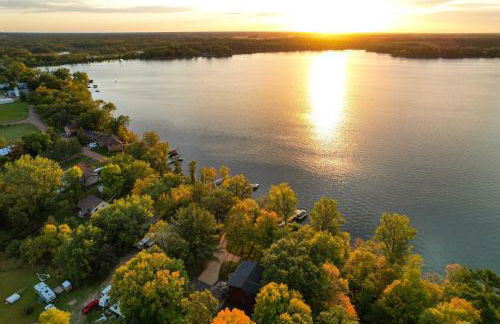 Modern Log Cabin with Rec Room, Steps to Lake! - Foto 44