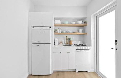 M Lake Worth Beach - Modern Villas Near West Palm Beach, Chic Retro Vibes, King Bed, Cozy Backyard, BBQ, Workspace, High-Speed Internet, Free Parking, 5 Minutes to Downtown & Beach - Foto 61