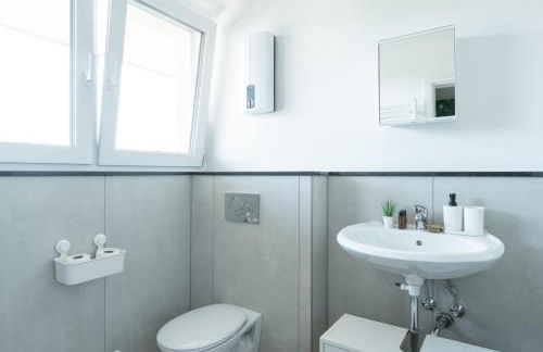 - Forest Retreat Deluxe - 2 Bedroom Apartment - 75 qm - Fully Renovated 2025 with TV & Netflix - King Size Beds - Full Kitchen - Free Parking - Close to Airport & Train - - Foto 32