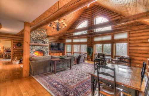 Most Luxury 7000 Sq ft Log Estate with Pool Hot Tub Sauna - Foto 3