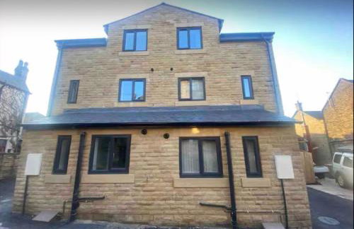 Modern 3- Bed Holiday Home - Private Parking Sleeps 10- 2 Min M62 - Foto 1