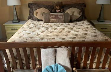 Spacious cozy chalet huge deck over seasonal creek - Foto 21