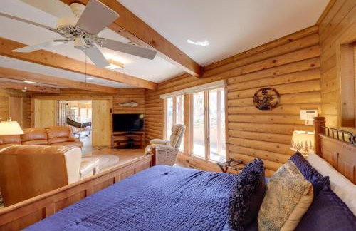 Family-Friendly Riverfront Manor on the Little Red - Foto 18