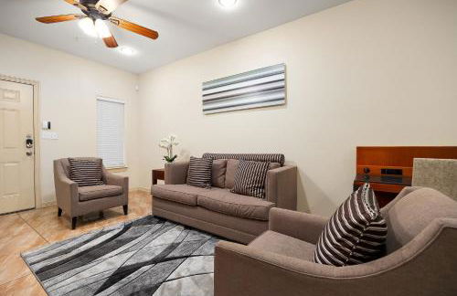 Hummingbird Haven 2 Cozy Comfort Haven - Parking at No Extra Cost - Photo 1