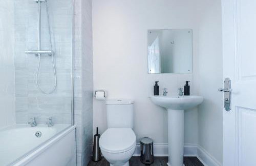 NEW!- GORTON PLACE By Greenstay Serviced Accommodation - 4 Bed 3 Bath House In Manchester - FREE Parking - FAST 250 Mbps Wi-Fi - Ideal for Contractors, Business Travellers & Relocations - Close to City Centre, Airport, Etihad Stadium - LONG STAYS WELCOME - Foto 10