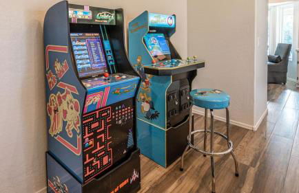 New Listing! Stylish 4 Bdrm W/pool and Game Room - Foto 16