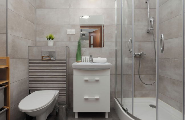 Comfy Apartment With Parking by Renters - Photo 39