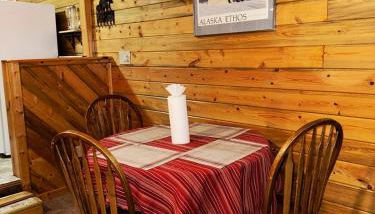 The Red Bears Den, Walk to River & Lake, In Town - Foto 3