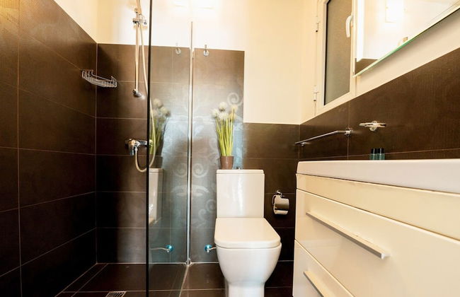 Gorgeous Seaviews From a Stunning Studio - Photo 15