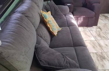 CASA COMPLETA, CENTRO, 4 Qtos, Wi-Fi, 130m quadrados, 4 Camas Casal, Churrasqueira e Apetrechos, Vasto Quintal e Varanda nos Fundos, 2 Banheiros, 9 Pessoas, Área Frontal, Garagem Coberta, Estacionamento Interno 2 Carros, Fogão a Lenha - Foto 3