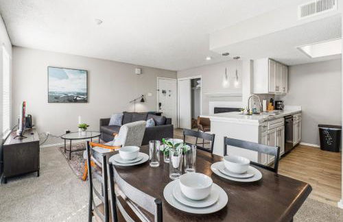 Sleek 2BR Stay with Pool, Gym, and Modern Comforts - Foto 9