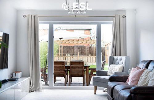 Large Modern 4 Bedroom House in Uttoxeter, Near Alton Towers, Great for Families - Foto 42