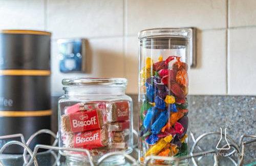 Luxury Birmingham City Centre Townhouse with BALCONY- Sleeps 10 - FREE Parking - Perfect for Contractors, Business Travellers, Families and other Groups - Near Bullring, Newstreet, Selfridges, NEC, NIA & Birmingham airport - Photo 21