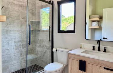 Three Suns Full Rental | 8 Cabins | Views | River - Foto 49