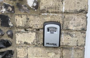 Charming 3 bedroom flint cottage - Foto 18