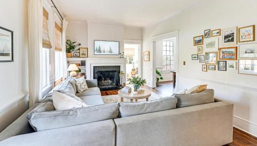 Main Street Elkin Retreat Home with Backyard Oasis - Foto 4