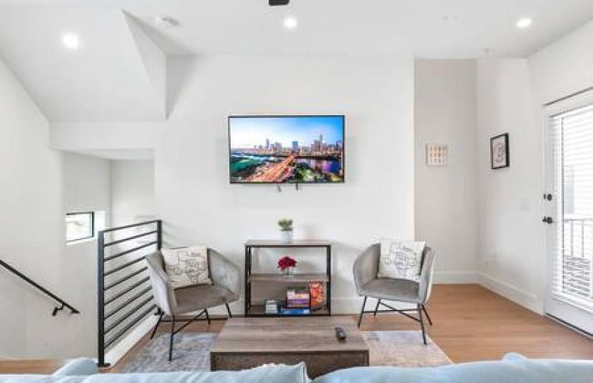 East Downtown 3BR Condo Free Parking Sleeps 7 - Foto 25