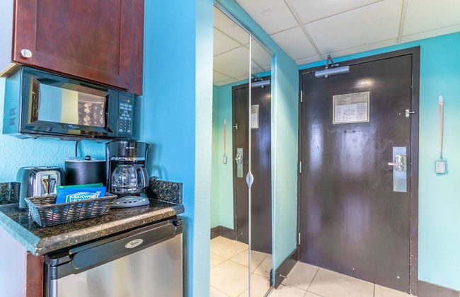 201 Little Harbor Inn - Photo 3